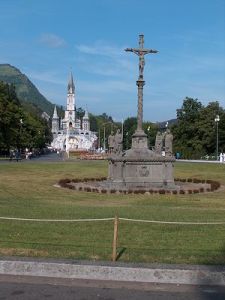 Prostranství a katedrála v Lourdes